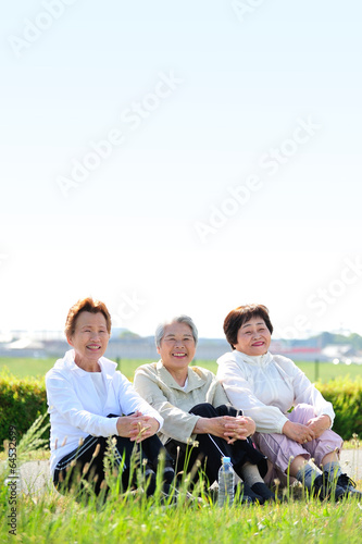座って休憩する３人の女性シニア