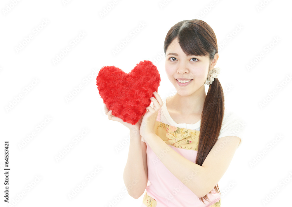 ハートのオブジェを持つ女性