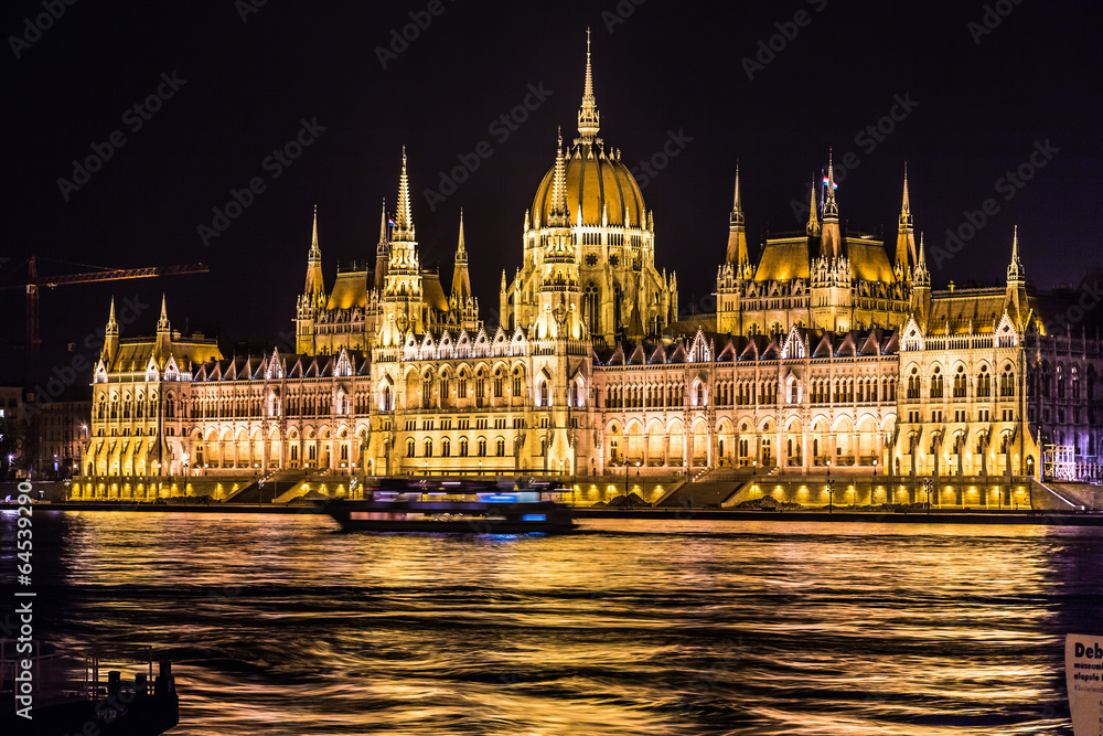 Fototapeta premium Budapest Parliament building in Hungary at twilight.