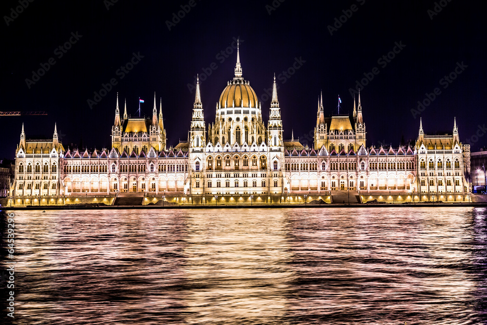 Fototapeta premium Budapest Parliament building in Hungary at twilight.