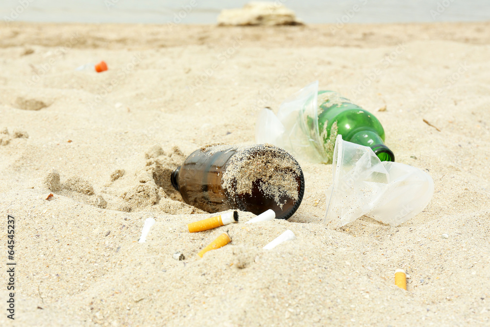 Obraz premium Garbage on the beach