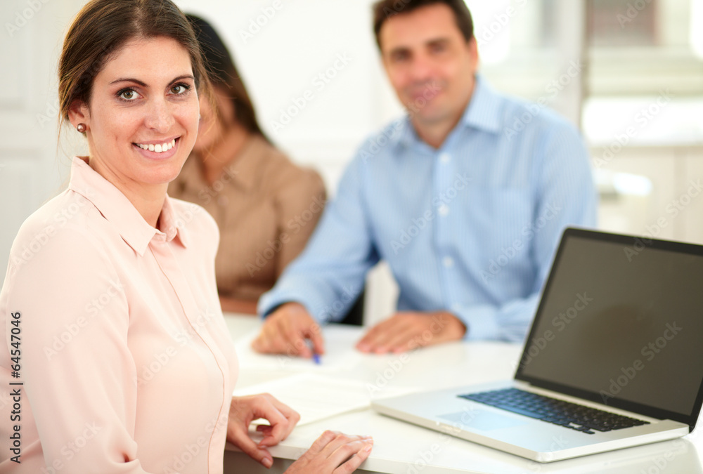 Obraz premium Adult businesswoman working on her laptop