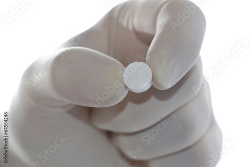 hand hält pille zwischen fingern, tablette detail 4