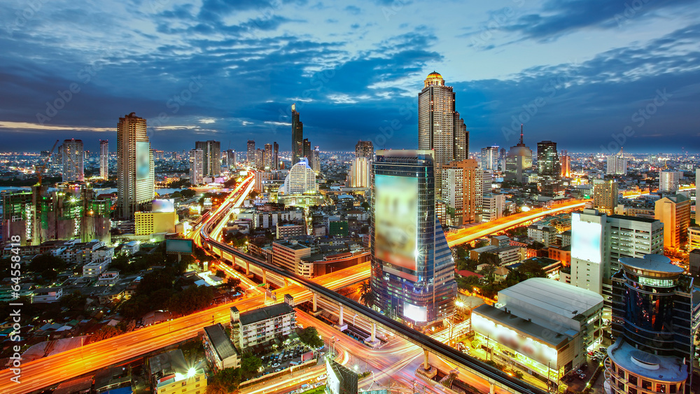 Naklejka premium Bangkok Cityscape o zmierzchu, ruch w mieście