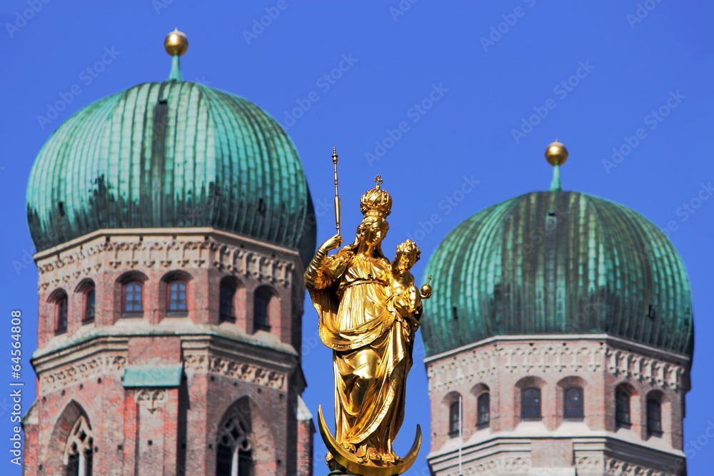 Fototapeta premium Marienfigur und Frauenkirche