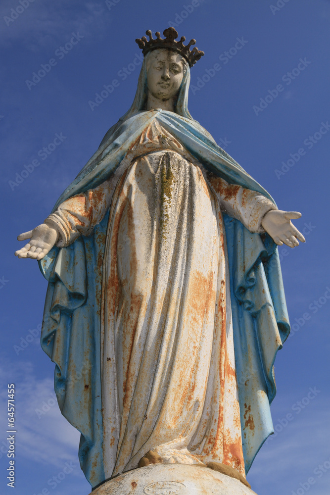 Fototapeta premium Marienstatue vor blauem Himmel