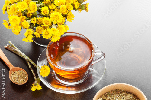 Tableau sur toile healthy tea closeup, bucket with coltsfoot flower