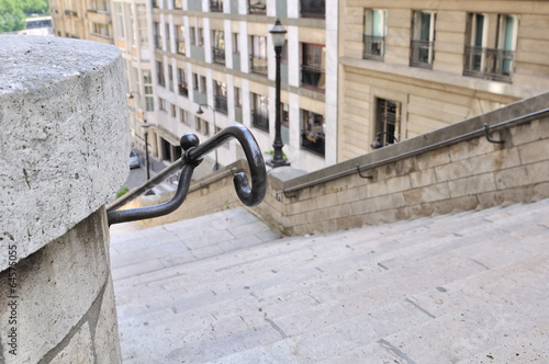 rampe d'escalier dans quartier parisien