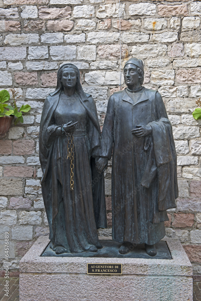 Statuen der Eltern des hl. Franzikus, Assisi, Italien