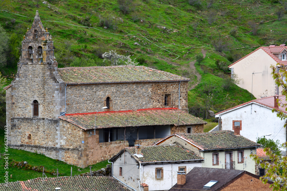 iglesia en pueblo de la montaña leonesa, ferreras del puerto foto de Stock  | Adobe Stock