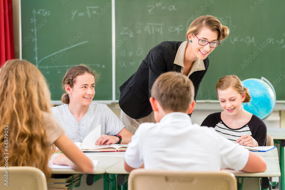 Stockfoto Lehrer und Schüler einer Klasse in Schule Adobe Stock