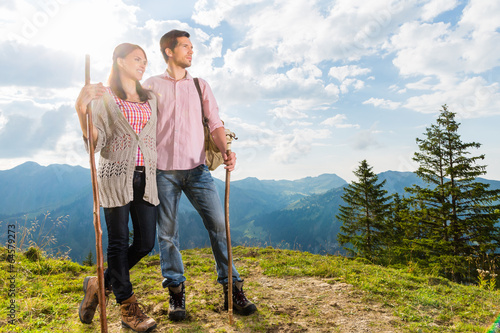 Alpen - Paar beim wandern in den Bergen