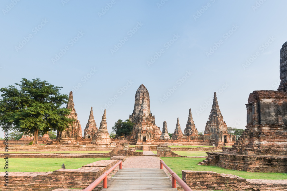 Obraz premium Ancient pagodas of Chaiwattanaram temple in Ayutthaya historical