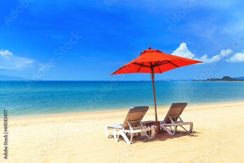 Fototapeta Naklejka Na Ścianę i Meble -  Umbrella on tropical beach