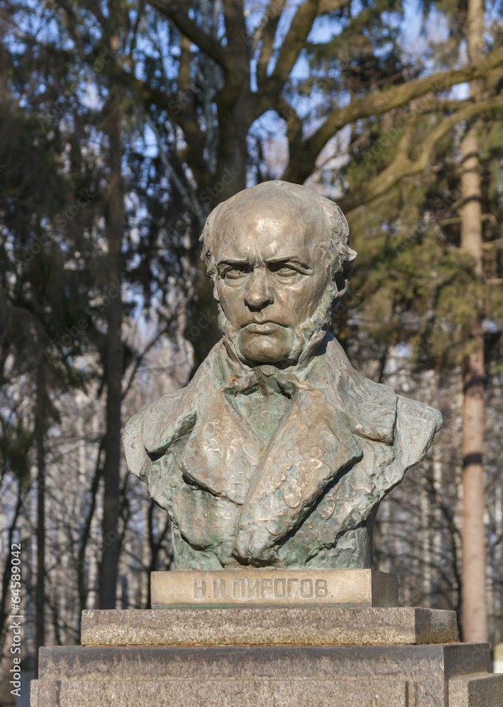 Monument to the famous surgeon N. Pirogov