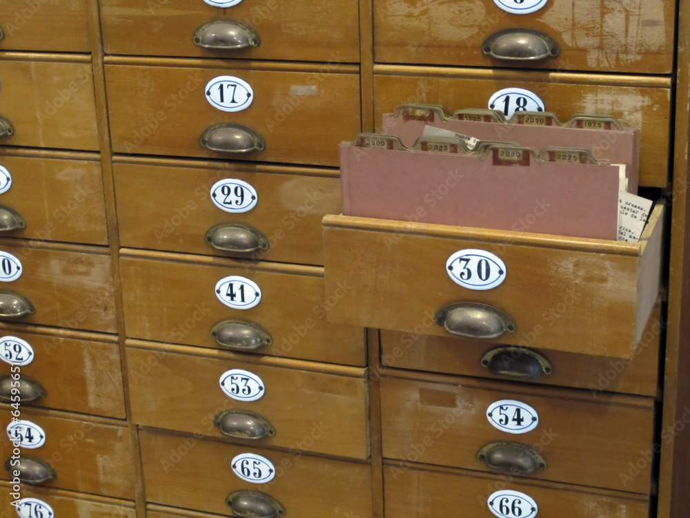 mueble archivador antiguo con cajón abierto Stock Photo