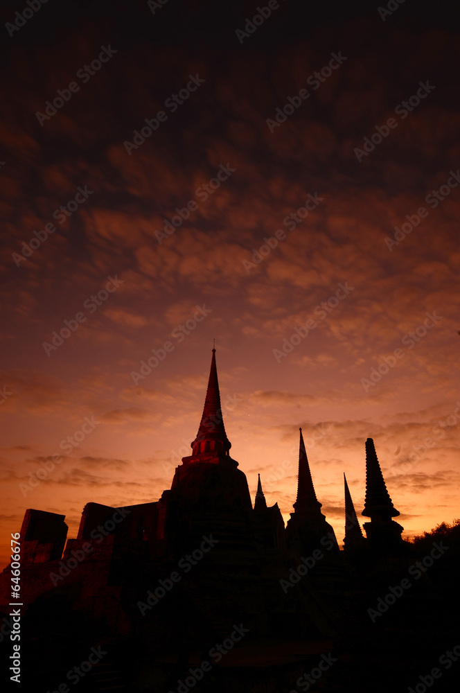 Obraz premium Silhouette of Wat Phra Sri Sanphet , Ayutthaya , Thailand