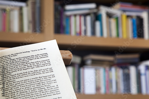 Schilderij op canvas Página abierta en escorzo con biblioteca al fondo
