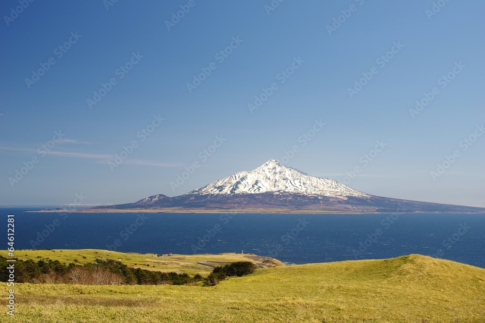 Fototapeta premium ISLAND snow capped Rishiri isl. 礼文から利尻島