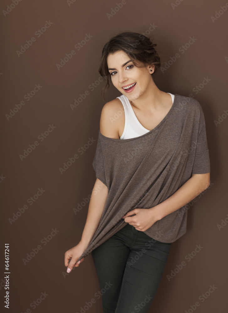 Obraz premium Beautiful young woman on brown wall