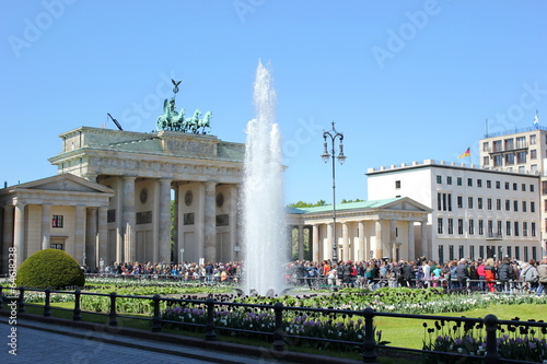 Pariser Platz in Berlin mit Brandenburger Tor und Springbrunnen photo