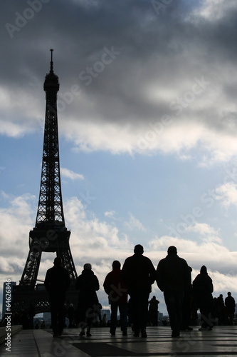 tourists and the eiffel tower