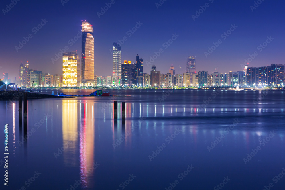 Fototapeta premium Panorama of Abu Dhabi at night, capital of United Arab Emirates