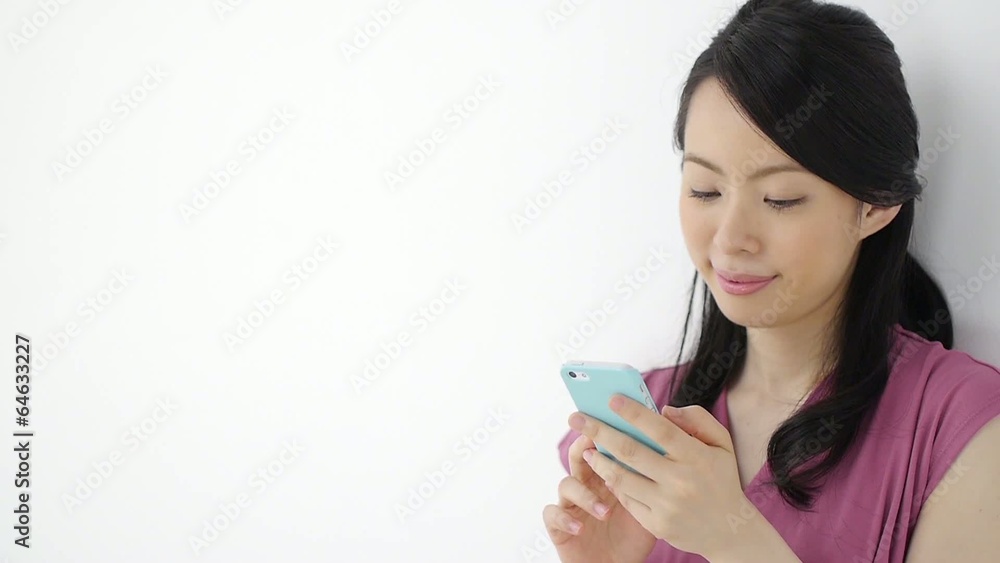 スマートフォンを使う女性 スマートフォンを使う女性