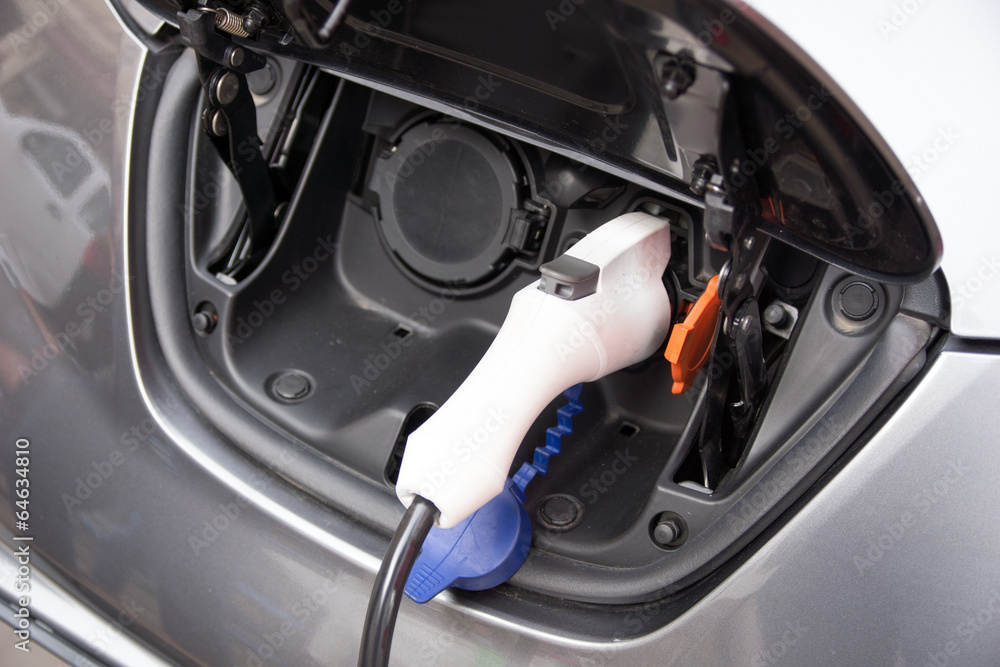 Obraz premium Aufladen eines Elektroautos