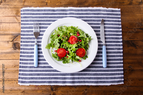 Green salad made with  arugula, tomatoes and sesame