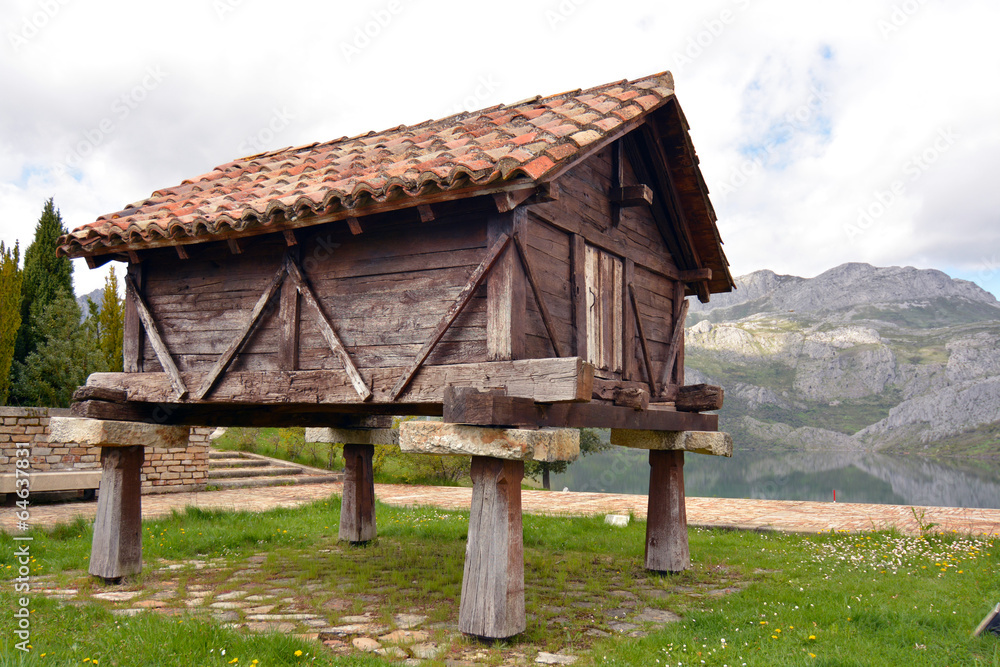 horreo de madera en los picos de europa, leon horreo de madera en los picos de europa, leon