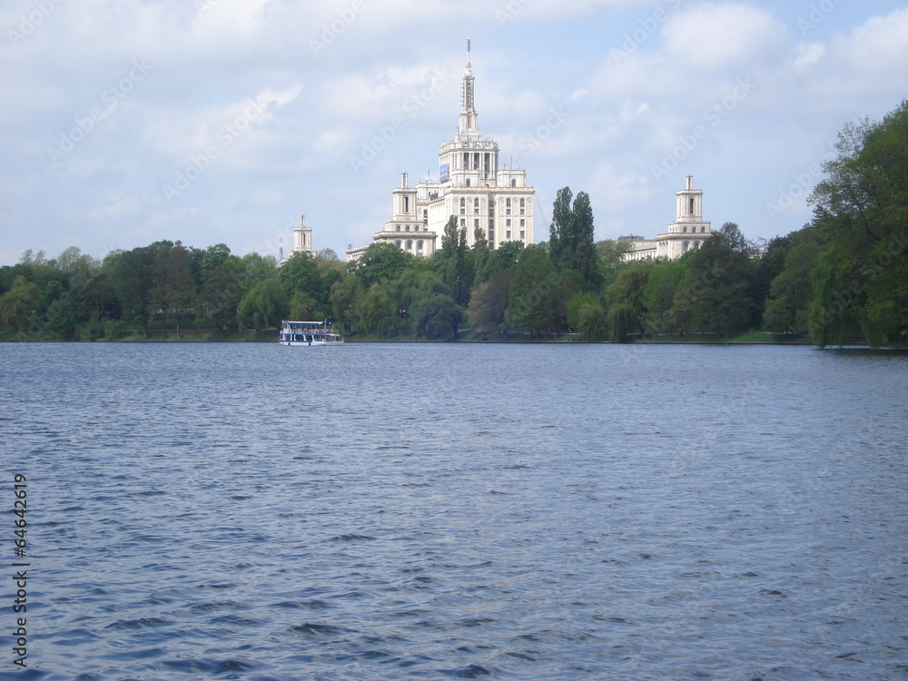 Herastrau lake in Bucharest, with side view of Press House