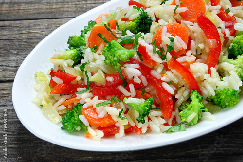 Rice with broccoli, onions, carrots and paprika