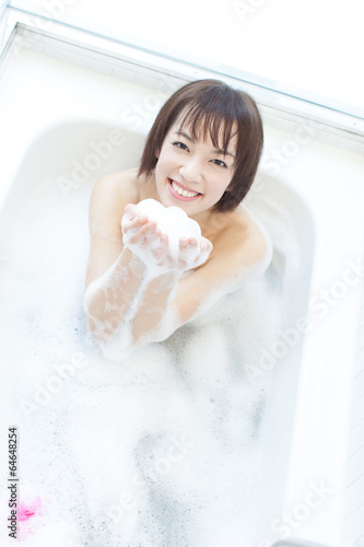 入浴する女性