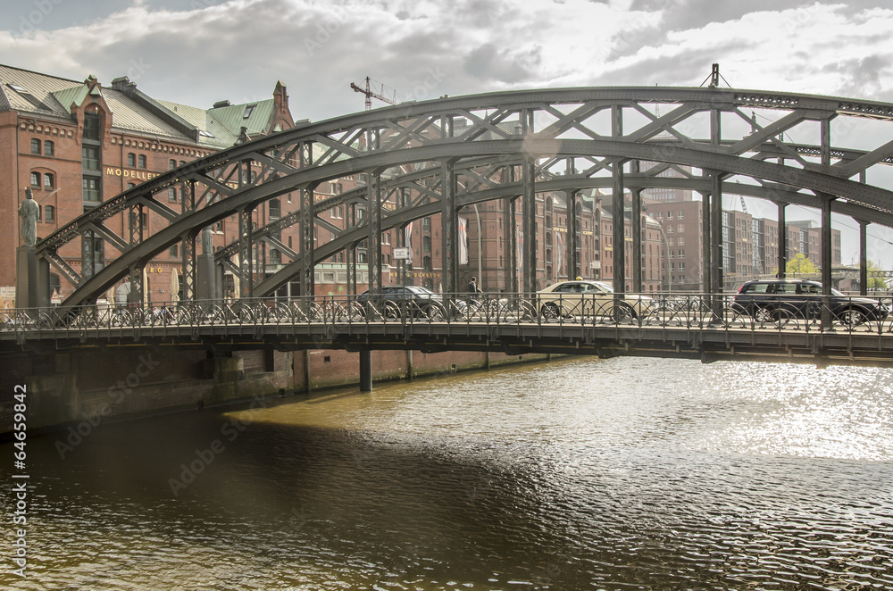 Gebaeude mit Stahlbruecke in der Speicherstadt, Hamburg Gebaeude mit Stahlbruecke in der Speicherstadt, Hamburg