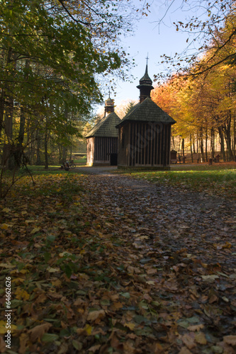 Fototapeta Naklejka Na Ścianę i Meble -  Drewniane kapliczki w lesie Łagiewnickim, okolice Łodzi, jesień