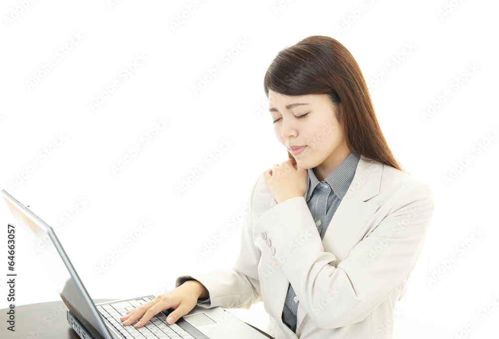 肩こりに悩む女性