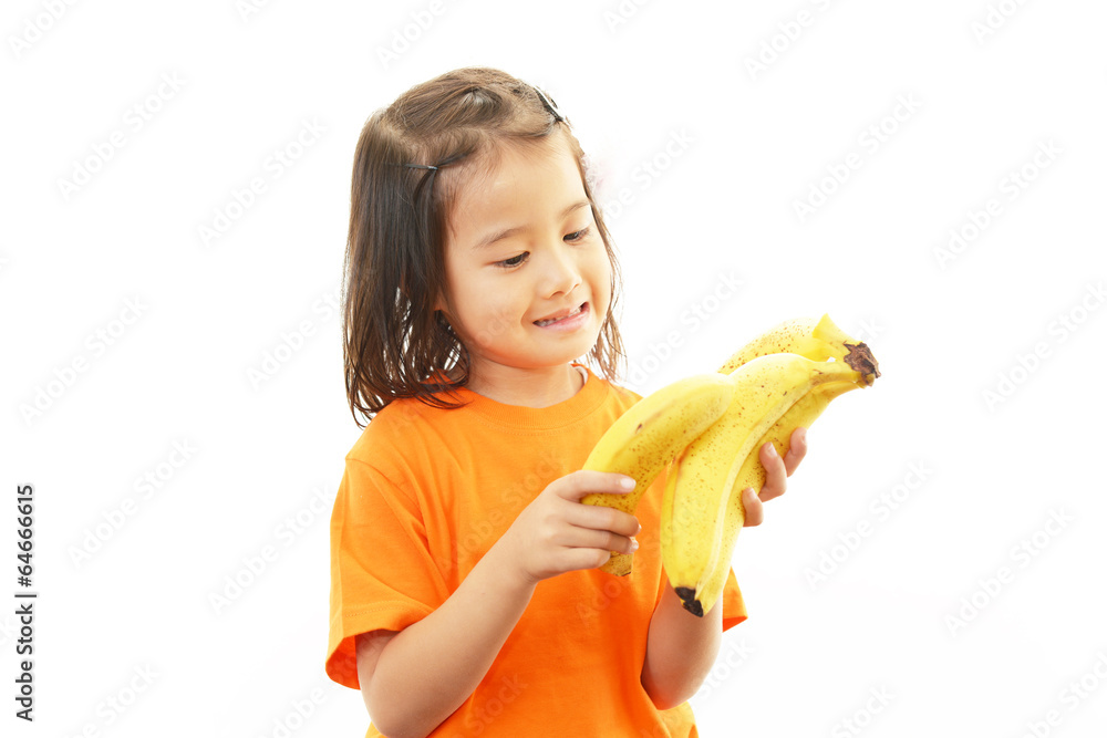 バナナを持つ笑顔の女の子 バナナを持つ笑顔の女の子