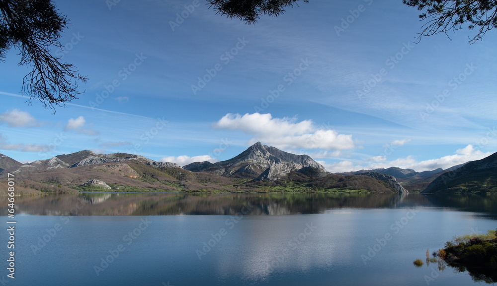Naklejka premium Embalse del Porma y Pico Susarón, León.