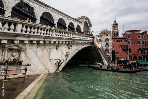 Venezia ponte di rialto con gondola © fabioarimatea