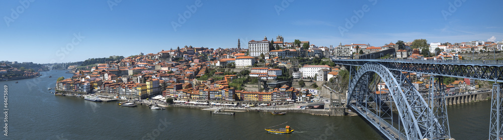Ville de Porto au Portugal avec bateau Rabelo