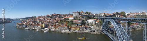 Ville de Porto au Portugal avec bateau Rabelo