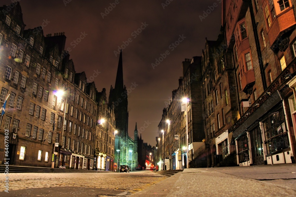 Fototapeta premium Night view of the Royal Mile, Edinburgh, Scotland
