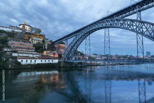 Ville de Porto au Portugal avec bateau Rabelo © PUNTOSTUDIOFOTO Lda