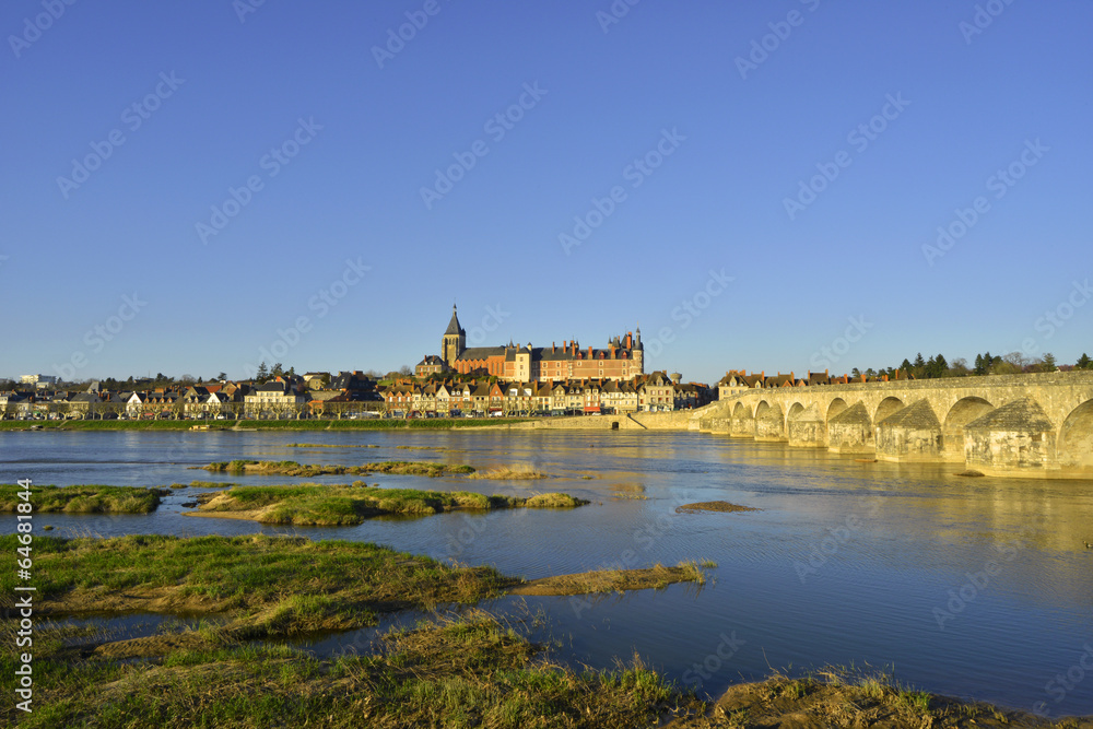 Gien (45500) au bord de la Loire, département du Loiret en région Centre-Val de Loire, France