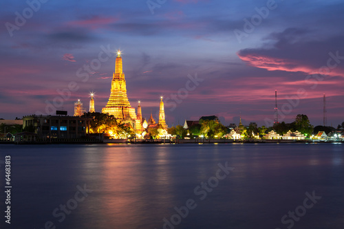 The beautiful temple along the Chao Phraya river at twilight © molpix