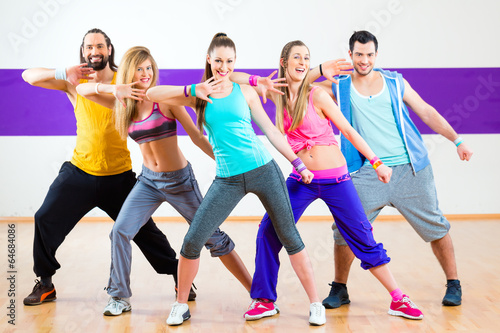Fotografie Tänzer trainieren Zumba Fitness in Tanzstudio