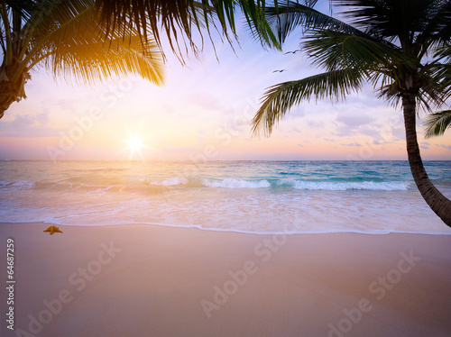 Fototapeta Naklejka Na Ścianę i Meble -  Art Beautiful sunrise over the tropical beach