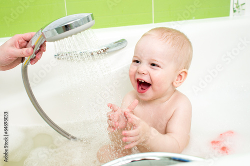 Fotografie baby taking bath and douche