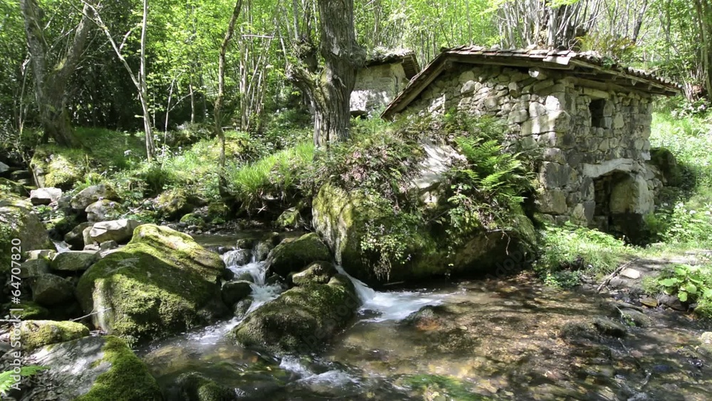 Arroyo y viejos molinos.